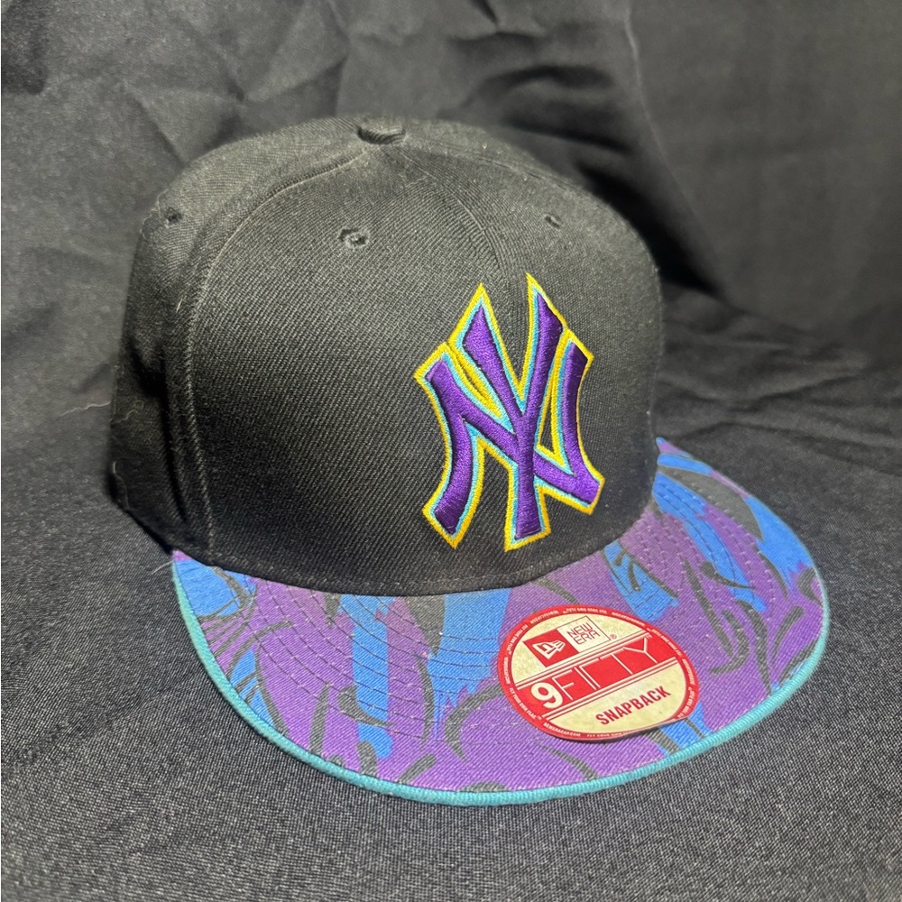 New York Yankee Black and Purple Tropical SnapBack New Era - Picture 2 of 5